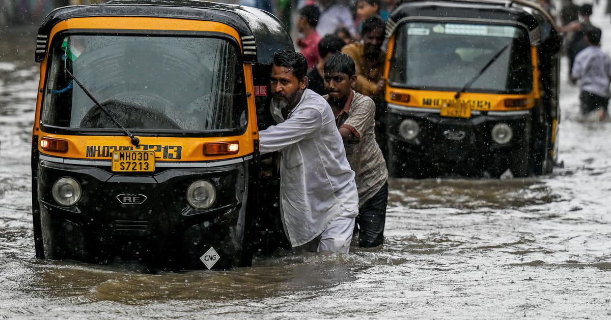 मुंबई में अगले 48 घंटे बेहद अहम, लगातार बारिश से जनजीवन ठप; लोकल ट्रेनों पर ब्रेक, उड़ानें बाधित, 10 की मौत
