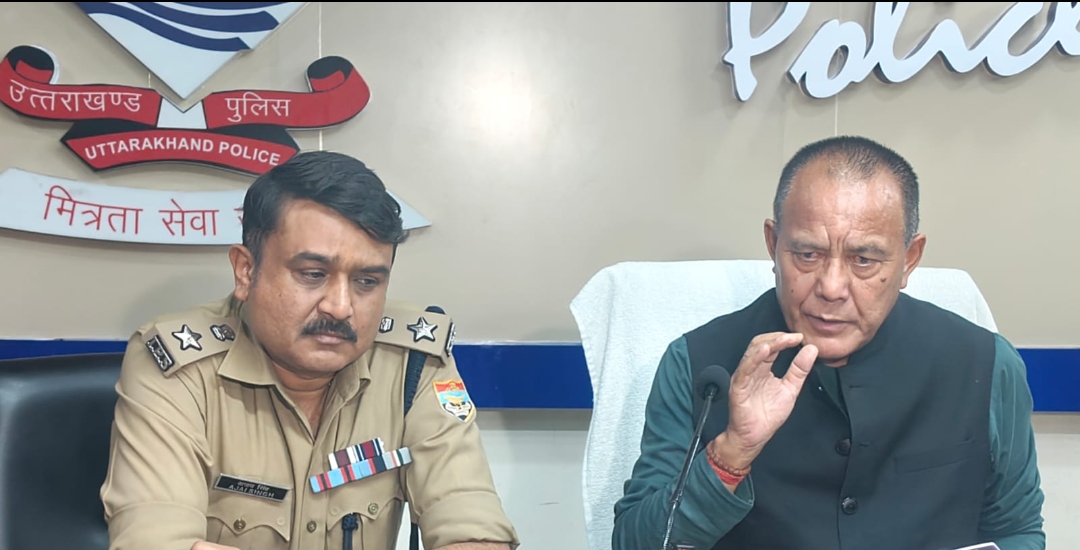 एसएसपी कार्यालय में वरिष्ठ पुलिस अधीक्षक (एसएसपी) अजय सिंह और गणेश सिंह मर्तोलिया पत्रकार वार्ता करते। एसएसपी कार्यालय में वरिष्ठ पुलिस अधीक्षक (एसएसपी) अजय सिंह और गणेश सिंह मर्तोलिया पत्रकार वार्ता करते।