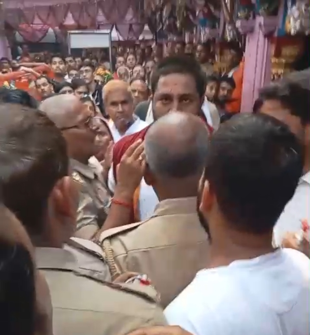 नवरात्र मेला: विंध्यधाम में सप्तमी तिथि पर वीआईपी गेट से दर्शन को लेकर श्रद्धालुओं ने किया हंगामा