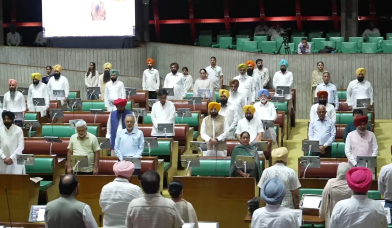 पंजाबः बाढ़ में जान गंवाने वाले 59 लोगों को विधानसभा में दी गई श्रद्धांजलि