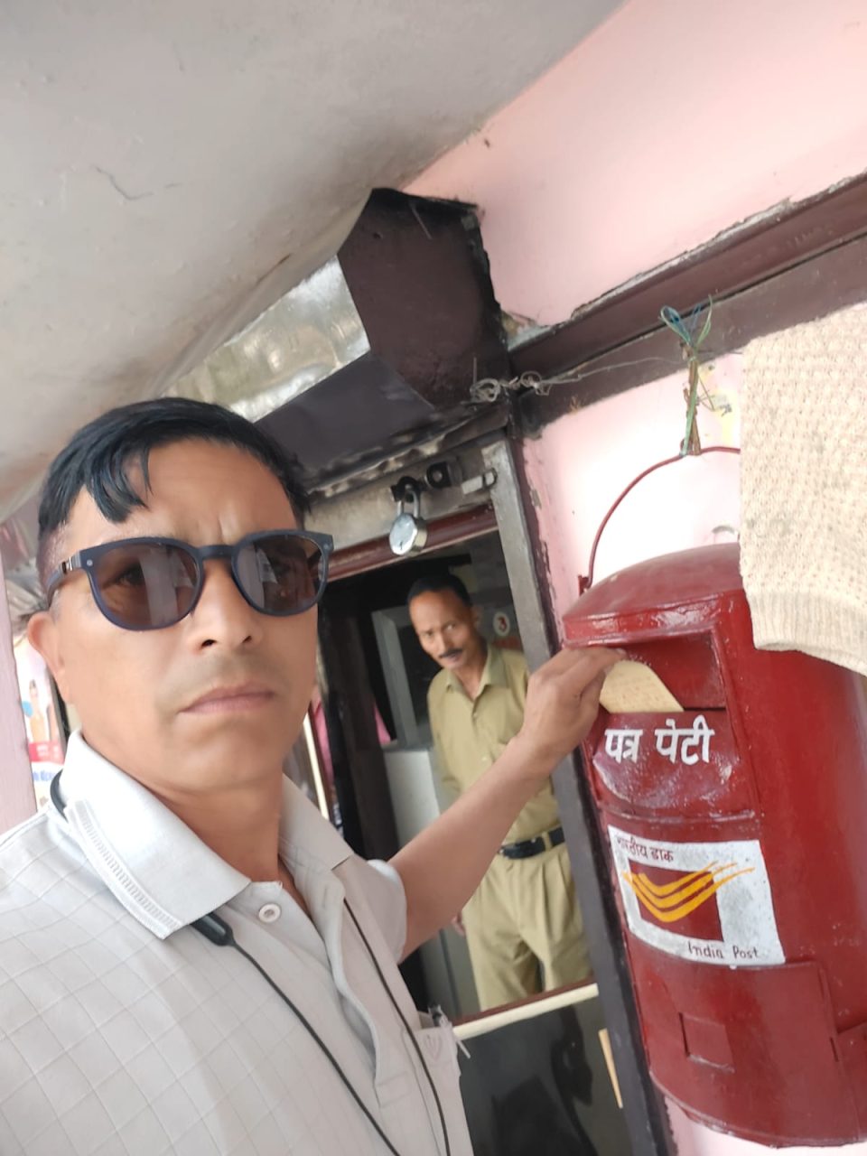 शिक्षकों ने पीएम को खून से लिखकर भेजे पोस्टकार्ड