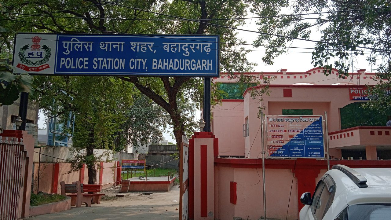 बहादुरगढ़: शहर के बीचों-बीच गुजर रही माइनर में मिला भ्रूण, फैली सनसनी
