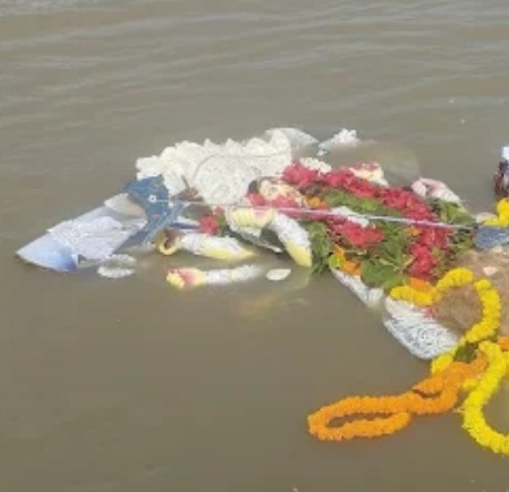 ब्रह्मपुत्र घाट पर मां दुर्गा की प्रतिमा विसर्जन शुरू