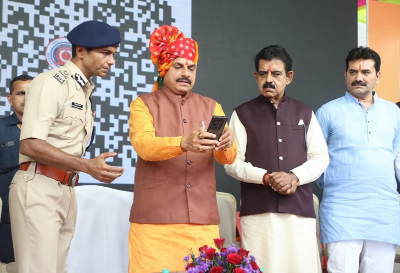 मप्रः मुख्यमंत्री ने मोबाइल से क्यूआर कोड स्कैन कर लांच किया इंदौर पुलिस का चेटबॉट