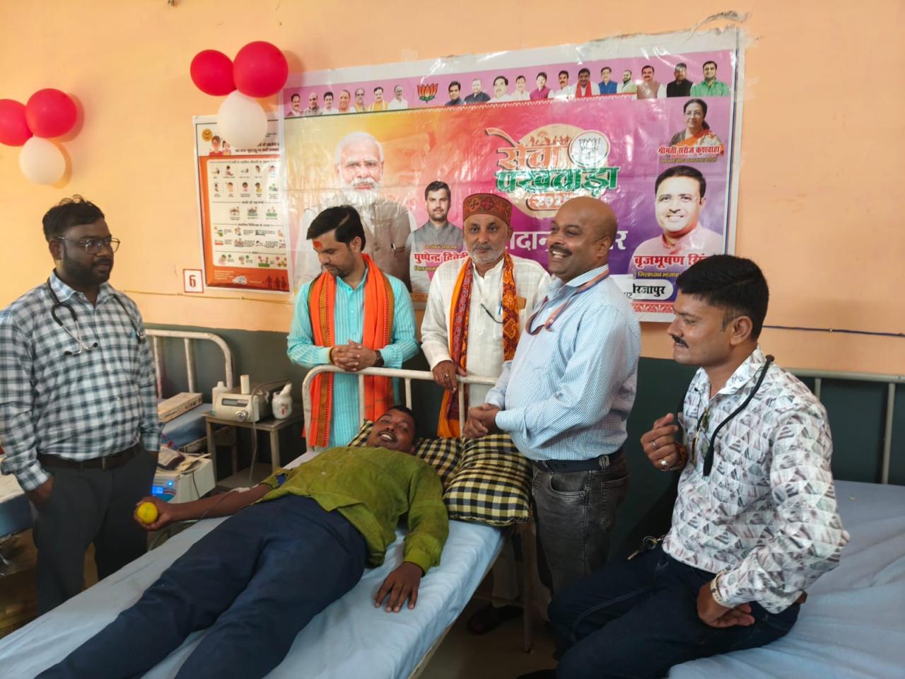 युवा मोर्चा का सेवा संकल्प : रक्तदान शिविर में 13 युवाओं ने दिया जीवनदायिनी रक्त