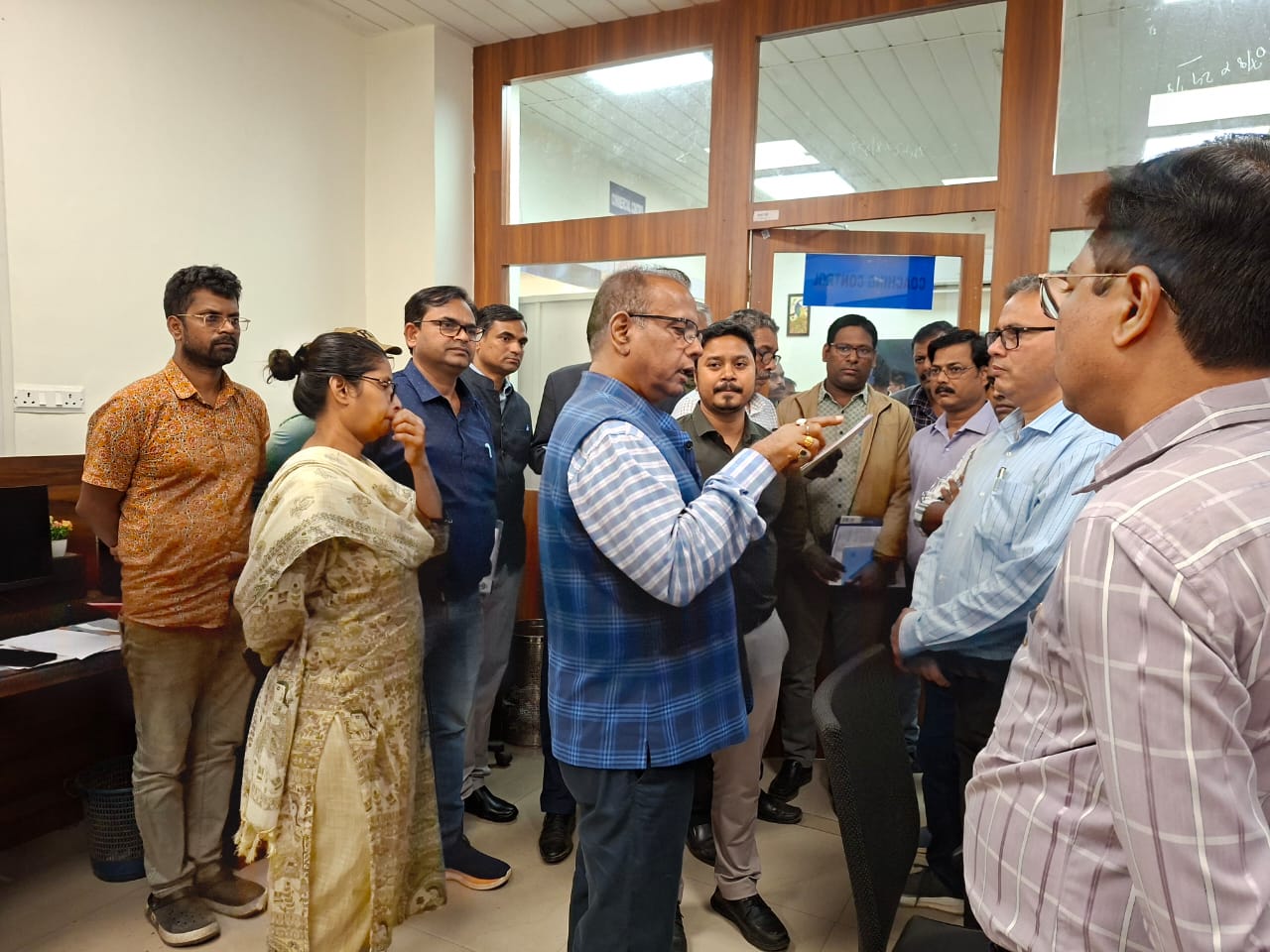 अनिल जीएम कुमार मिश्रा खड़गपुर में निरीक्षण करते हुए