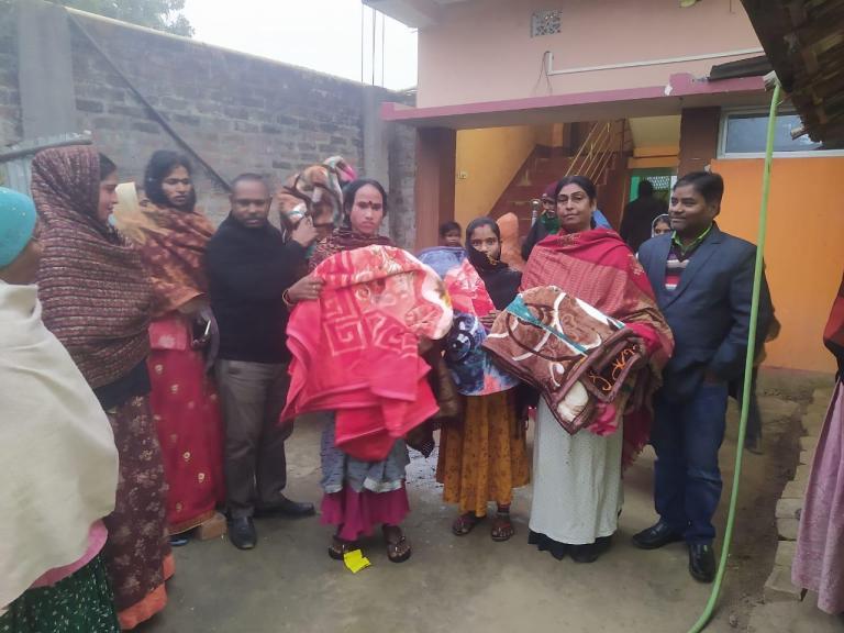 किन्नर समुदाय के बीच कंबल का वितरण