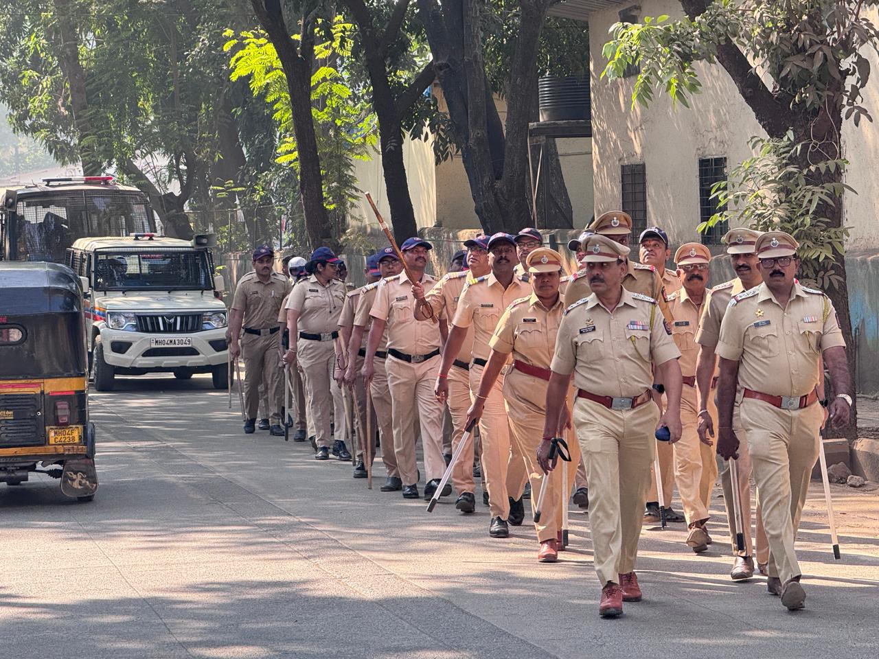 टीएमसी चुनाव के चलते कानून व्यवस्था हेतू कोपरी पुलिस का रूट मार्च