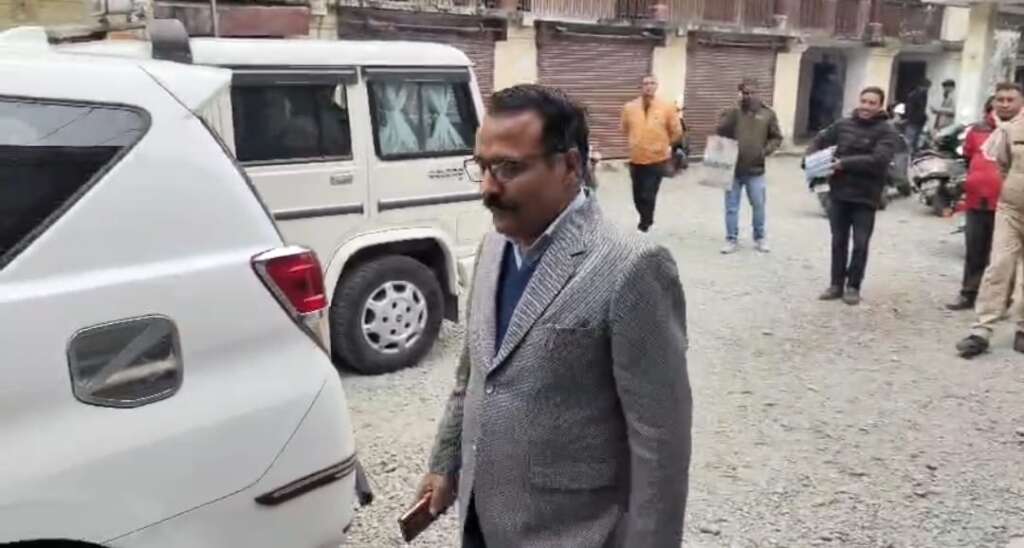 डीएम के औचक निरीक्षण में खुली प्रशासनिक लापरवाही, तहसील में निजी लोगों से कराया जा रहा था काम