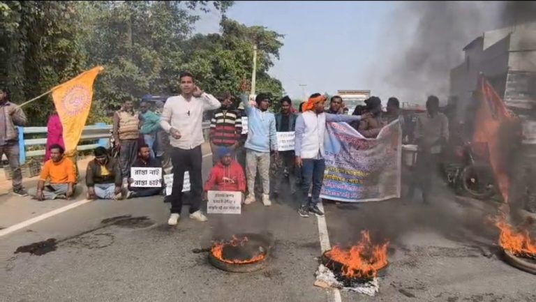 बिदबिहार के अस्थायी पुल की प्रशासनिक अनुमति रद्द होने पर ग्रामीणों का प्रदर्शन