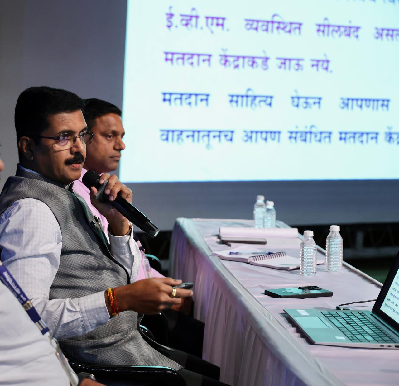 मतदान प्रक्रिया हेतू टीएमसी अधिकारियों का प्रशिक्षण सत्र