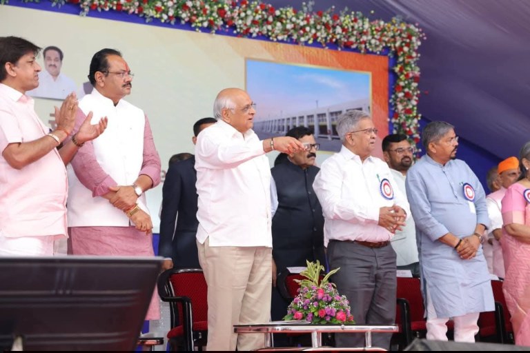 मुख्यमंत्री ने सूरत में राज्य के पहले एलिवेटेड मार्केट यार्ड का किया लोकार्पण
