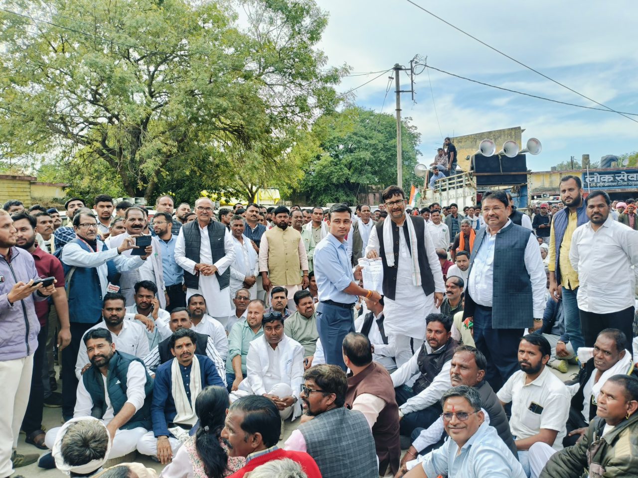 रतलाम : खाद-बिजली समस्या को लेकर किसानों  का धरना प्रदर्शन