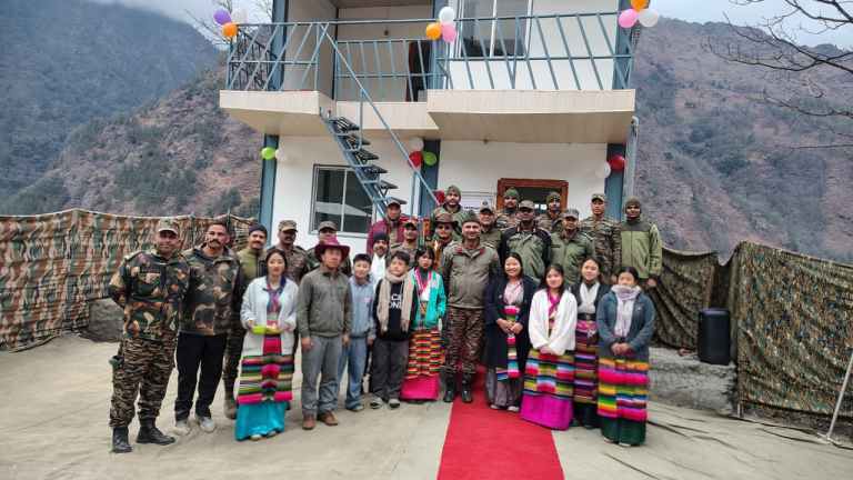 सीमावर्ती टाक्सिंग गांव में सेना ने कराया होमस्टे का निर्माण