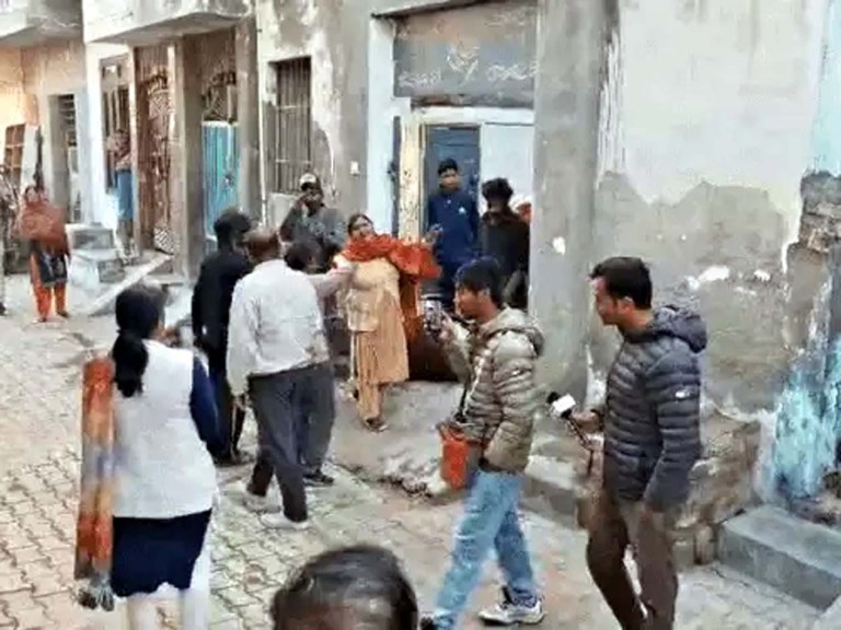 हिसार में कब्जा हटाने गई पुलिस के सामने कब्जाधारी ने किया आत्मदाह, पुलिस पर पथराव