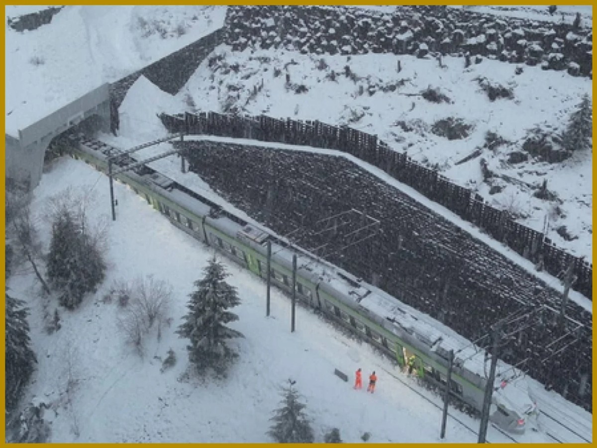 स्विट्ज़रलैंड में बर्फ़ीले तूफान ने मचाई तबाही, ट्रेन पटरी से उतरी