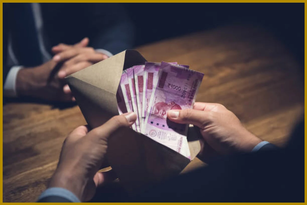 प्रतापगढ़ में ग्राम विकास अधिकारी और एजेंट रिश्वत लेते हुए पकड़े गए