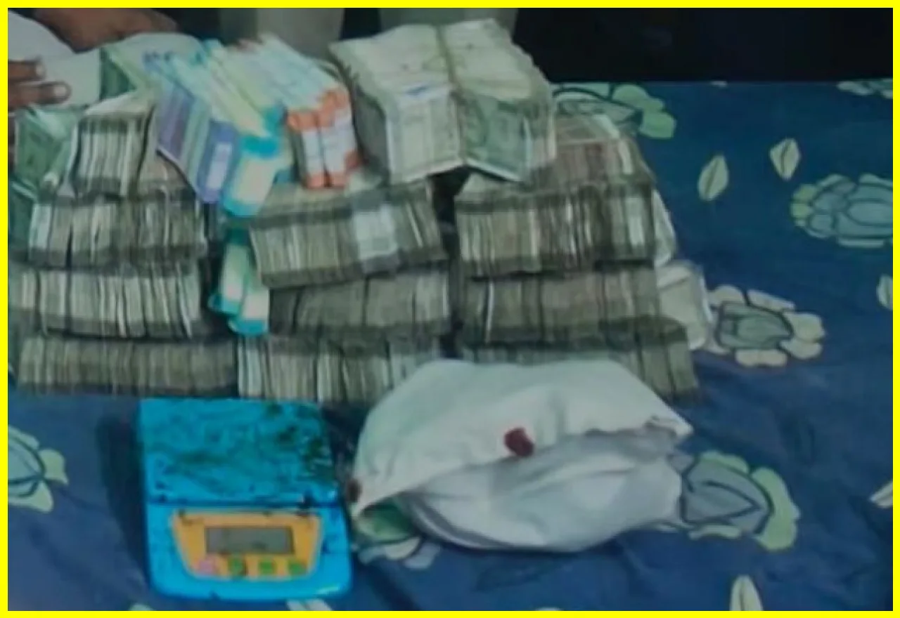 उदयपुर में 878 ग्राम अफीम और 51.65 लाख रुपये नकद के साथ आरोपी गिरफ्तार उदयपुर में 878 ग्राम अफीम और 51.65 लाख रुपये नकद के साथ आरोपी गिरफ्तार