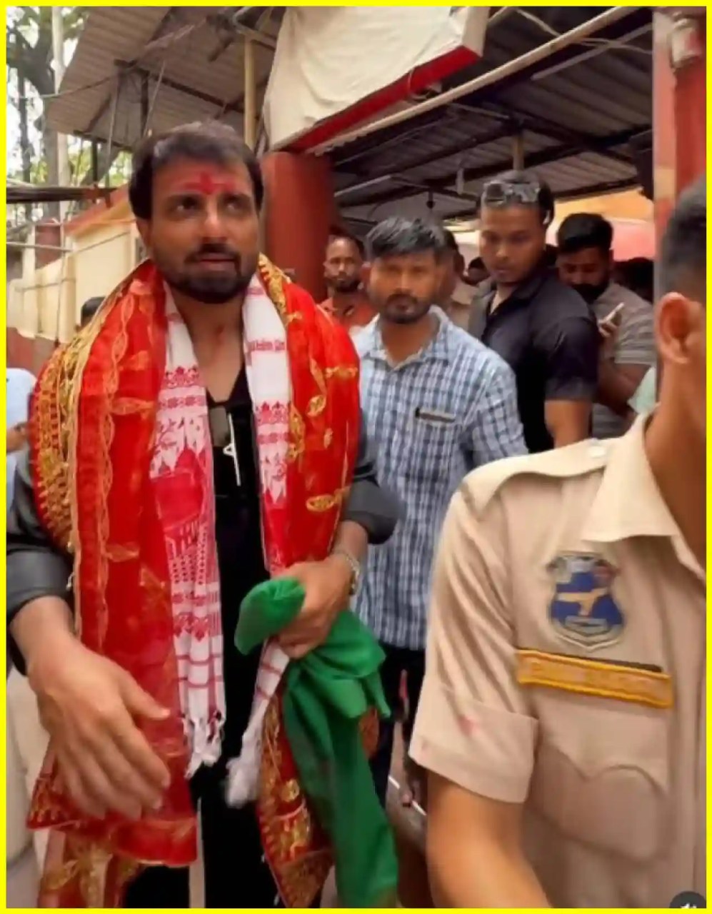 सोनू सूद ने असम के कामाख्या देवी मंदिर का किया दौरा
