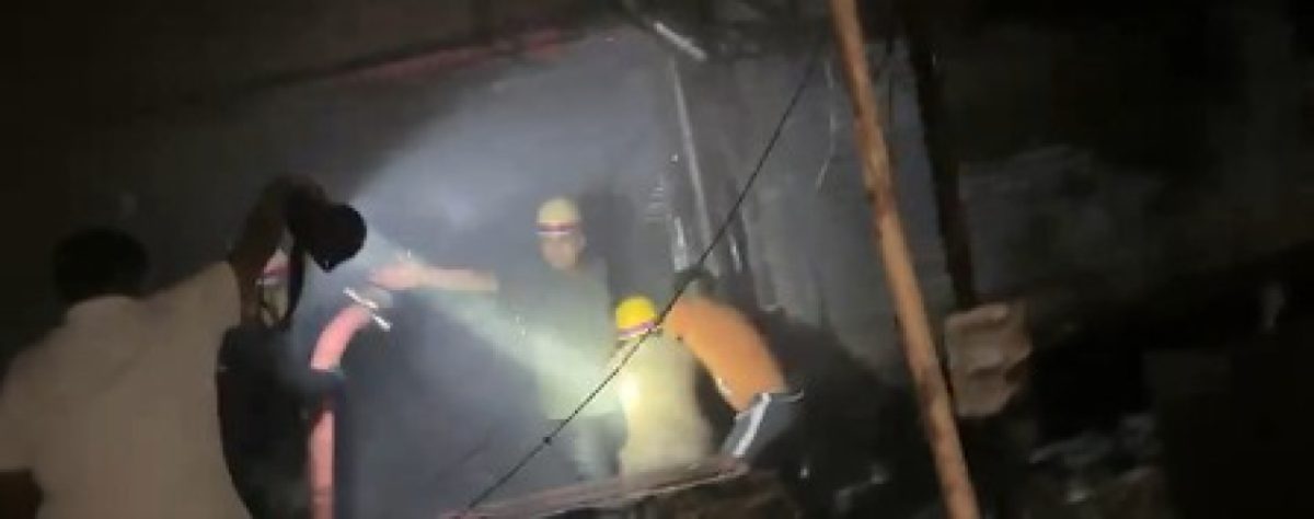 गाज़ियाबाद के बाबा मार्केट में भीषण आग, घंटों बाद काबू पाया गया