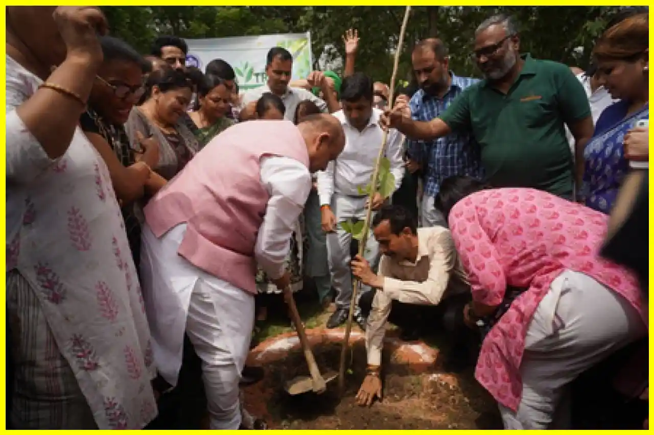 रोहिणी में वृक्षारोपण अभियान के दौरान पौधों की देखभाल का महत्व बताया गया
