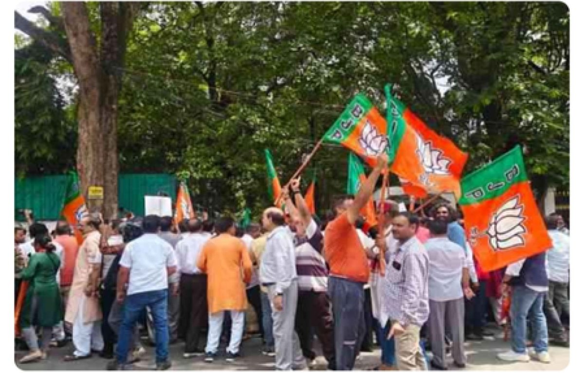 झारखंड में छात्रों ने बैरिकेड तोड़े, विधानसभा की ओर बढ़े