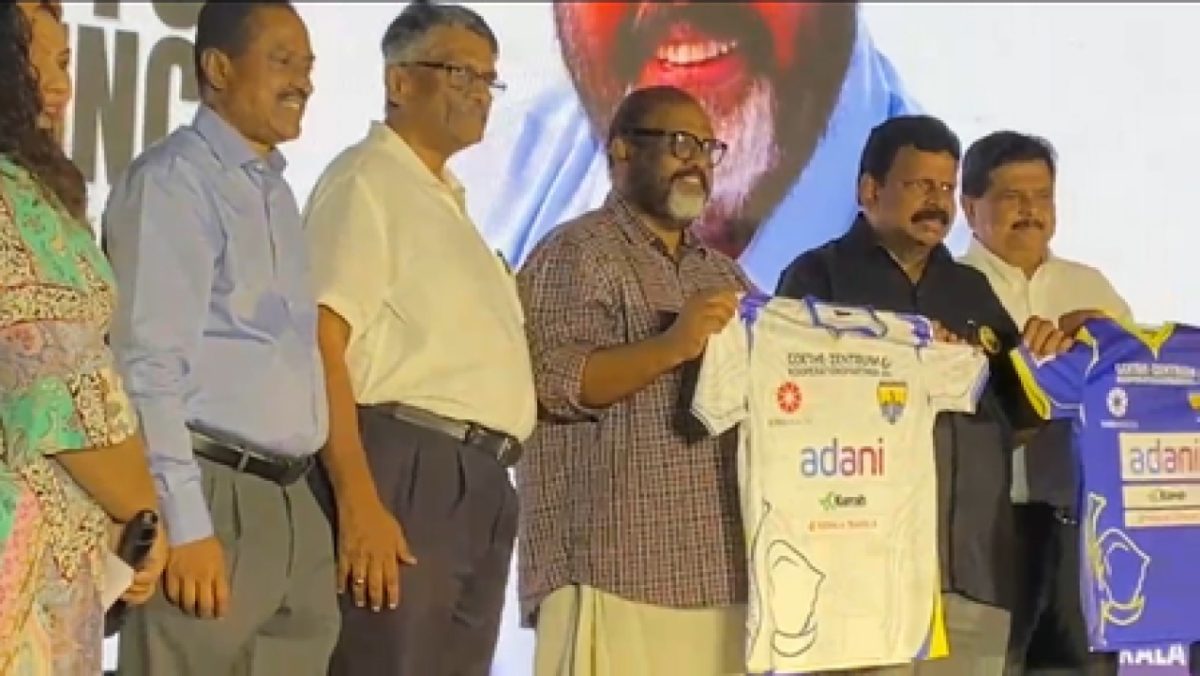 कोम्बन्स FC ने सुपर लीग केरल सीजन 3 के लिए जर्सी का अनावरण किया कोम्बन्स FC ने सुपर लीग केरल सीजन 3 के लिए जर्सी का अनावरण किया