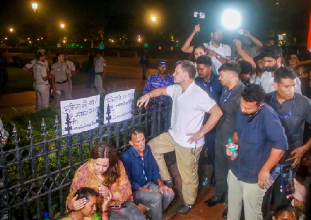 अंकिता भंडारी के माता-पिता ने इंडिया गेट पर न्याय की मांग की अंकिता भंडारी के माता-पिता ने इंडिया गेट पर न्याय की मांग की