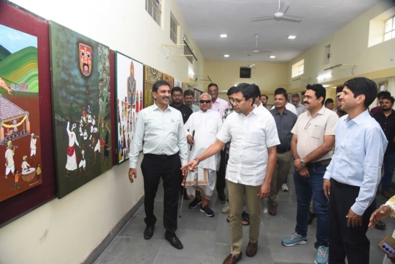 उदयपुर में जनजातीय कला प्रदर्शनी का उद्घाटन