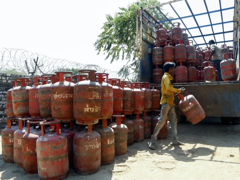 एचपीसीएल को एलपीजी सिलेंडरों पर बढ़ते नुकसान का सामना