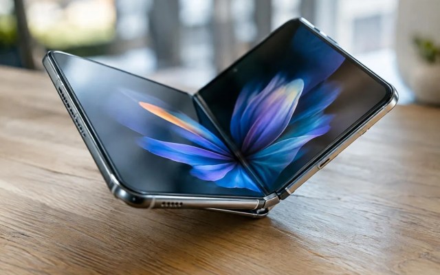 एप्पल के नए iPhone Duo में स्क्रीन दरारें और आवाज़ों की समस्या