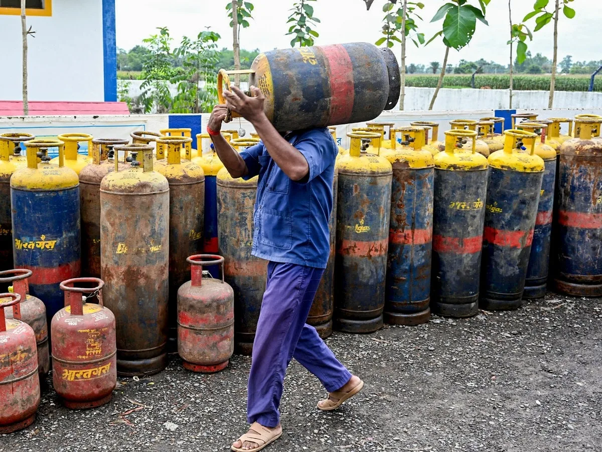 दिवाली से पहले LPG के दाम स्थिर बने हुए हैं दिवाली से पहले LPG के दाम स्थिर बने हुए हैं