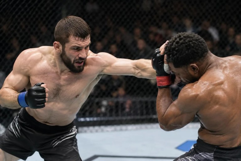 वोल्कानोव्स्की ने एव्लोएव को हराकर UFC फेदरवेट खिताब बरकरार रखा