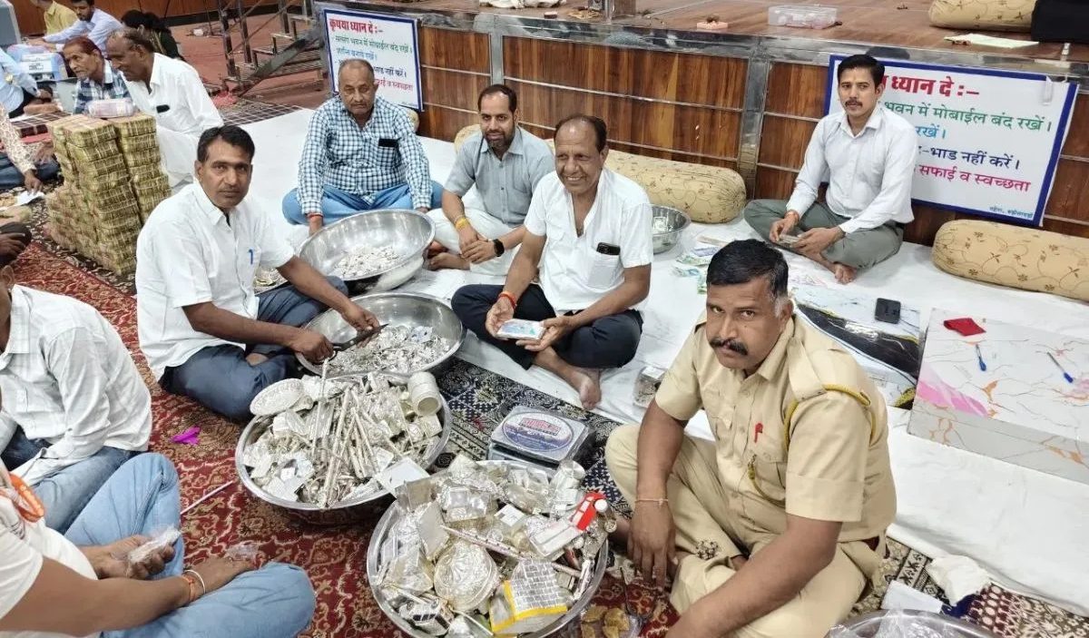 संवालिया सेठ मंदिर में 31.17 करोड़ रुपये की भेंट, सोना और चांदी भी शामिल संवालिया सेठ मंदिर में 31.17 करोड़ रुपये की भेंट, सोना और चांदी भी शामिल